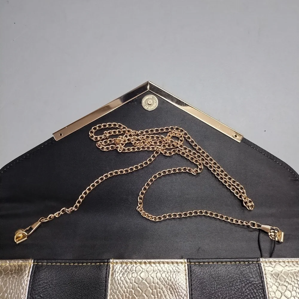 2B Bebe Envelope Clutch Purse Womens Black Gold Metal Tipped Magnetic Closure